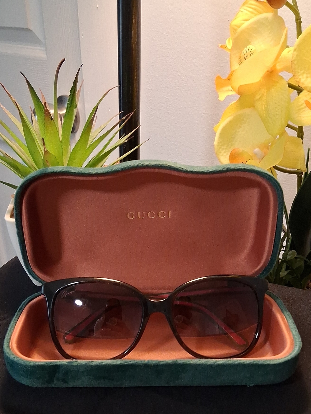 VINTAGE Gucci Black Frame Sunglasses with Brown Gradient Lenses COA